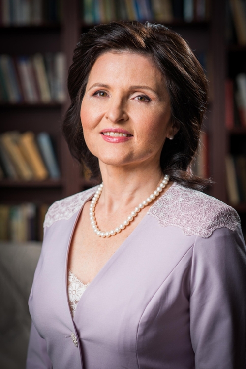 Assistant Professor Viktoria Pierce