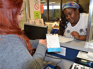 Student receiving help from Financial Aid