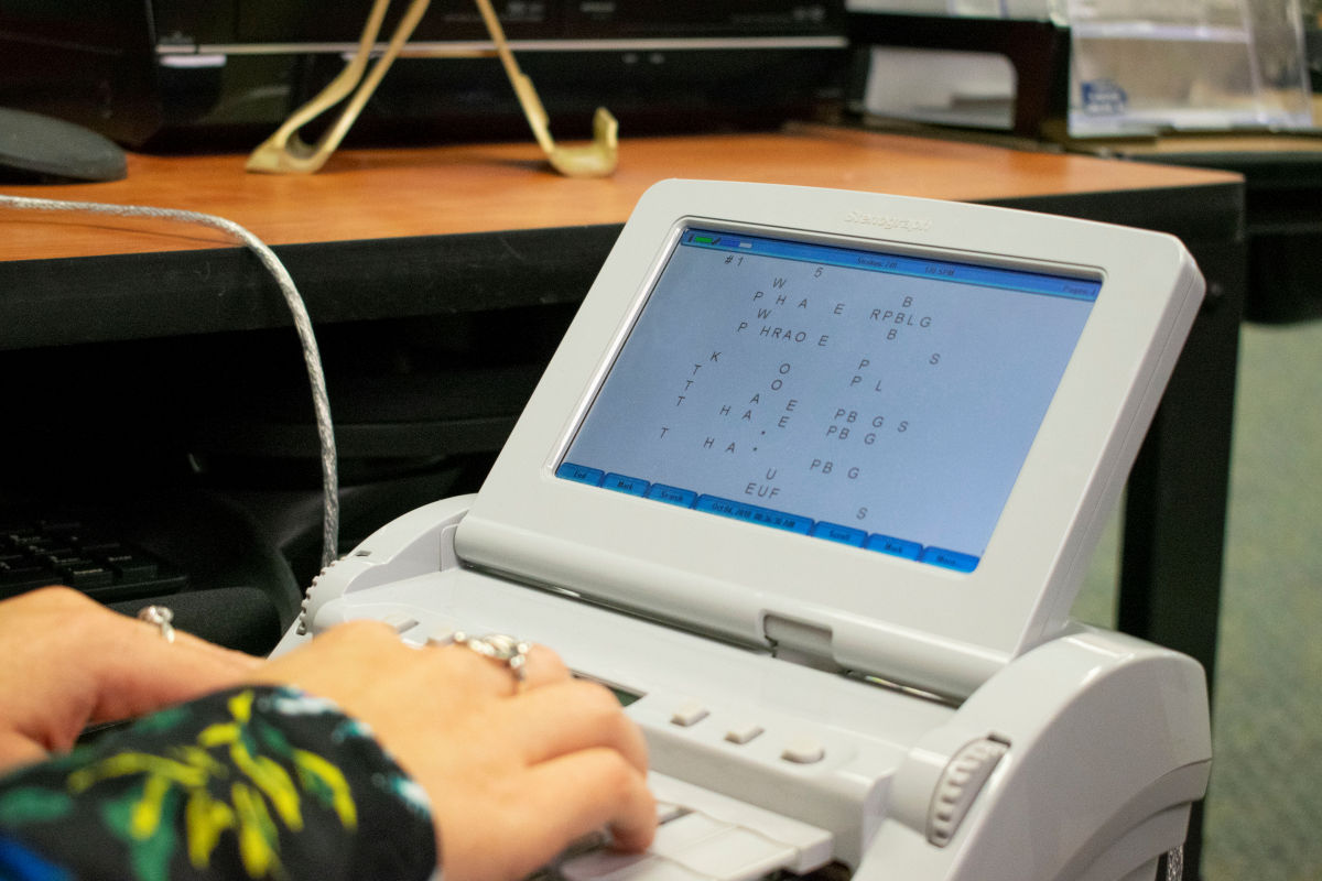 Stenograph machine with a female student's hands on it