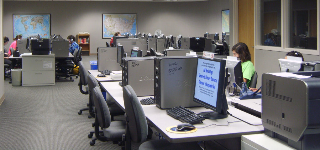 Photo of Student Technology Center at Barth Learning Resources Center