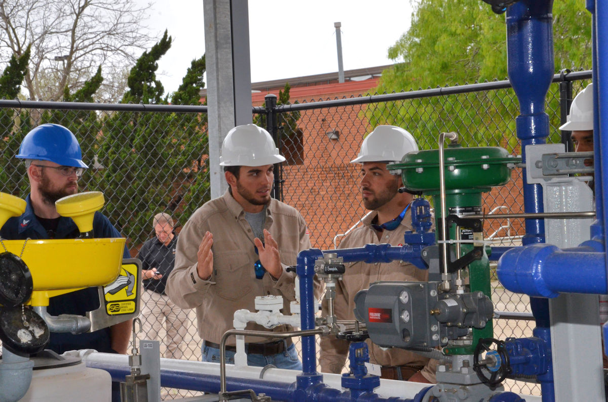 Students at Pilot Plant unveiling